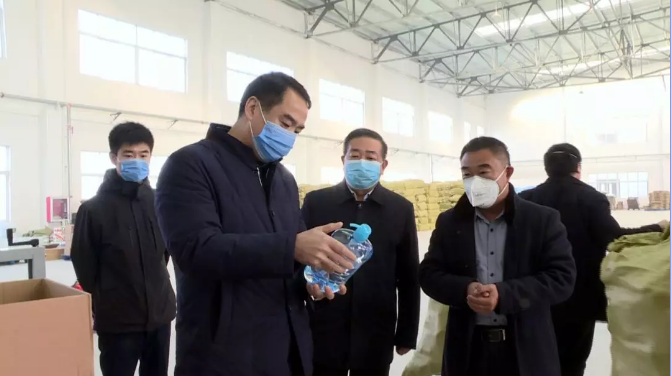 暖心走访促生产 全力保障消杀用品——嘉祥县委书记周生宏赴防控物资生产企业和疫情防控一线检查慰问